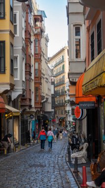 Taksim, istanbul, Türkiye, 10 Eylül 2023, Istiklal Caddesi, Beyoğlu 'ndaki tarihi kafe, şaraphane ve restoranlarıyla ünlü tarihi geçidi Cicek Pasaji' den bir sahne.