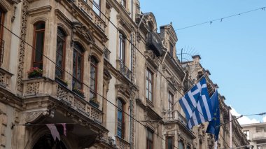 Taksim, İstanbul, Türkiye. 30 Eylül 2023: Yunanistan ve Avrupa Birliği 'nin Yunanistan Başkonsolosluğu' nun tarihi inşasına ilişkin bayrakları