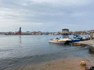 Silivri, İstanbul, Türkiye - 06 Kasım 2023: İstanbul Silivri Limanı 'nda balıkçı tekneleri. Silivri, İstanbul 'un Avrupa yakasında turistik bir sahil beldesi.