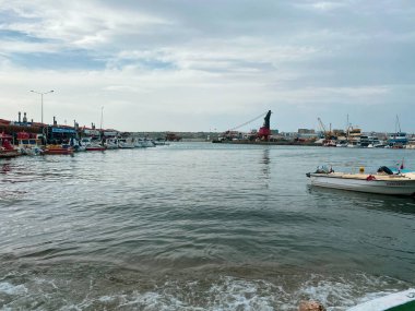 Silivri, İstanbul, Türkiye - 06 Kasım 2023: İstanbul Silivri Limanı 'nda balıkçı tekneleri. Silivri, İstanbul 'un Avrupa yakasında turistik bir sahil beldesi.