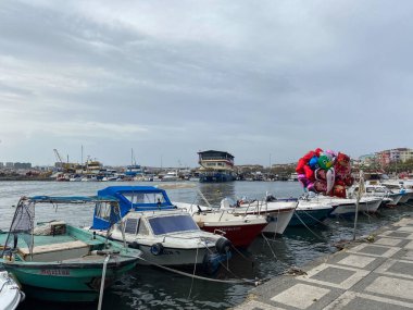 Silivri, İstanbul, Türkiye - 06 Kasım 2023: İstanbul Silivri Limanı 'nda balıkçı tekneleri. Silivri, İstanbul 'un Avrupa yakasında turistik bir sahil beldesi.