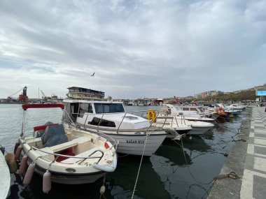 Silivri, İstanbul, Türkiye - 06 Kasım 2023: İstanbul Silivri Limanı 'nda balıkçı tekneleri. Silivri, İstanbul 'un Avrupa yakasında turistik bir sahil beldesi.