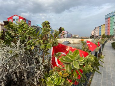  Silivri, İstanbul, Türkiye 6 Kasım 2023 Silivri nehri üzerinde renkli evler ve Türk bayraklarıyla birlikte yaya köprüsü manzaralı. Silivri, İstanbul 'un turistik bir sahil beldesi.