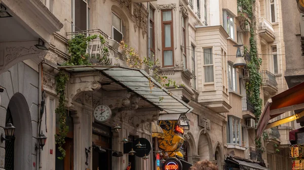 İstanbul, Türkiye, 30 Eylül 2023 Beyoğlu tarihi binaları ve caddeleri. Beyolu, İstanbul 'un en tarihi binalarına sahip bir turistik bölgedir..