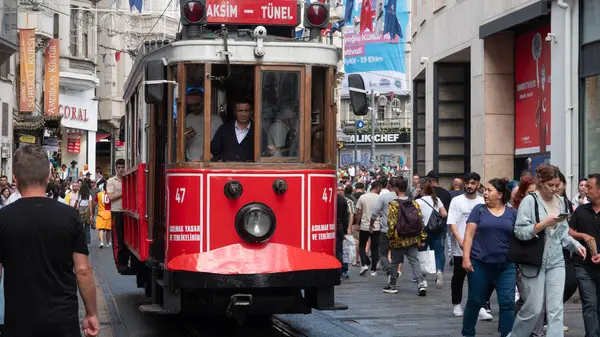 İstanbul-Türkiye: 20 Eylül 2023: Turistler ve yerel halk tarihi kırmızı tramvayla seyahat ediyorlar. Taksim Istiklal Caddesi 'nde nostaljik tramvay. Taksim, İstanbul 'un en popüler turizm beldelerinden biri.