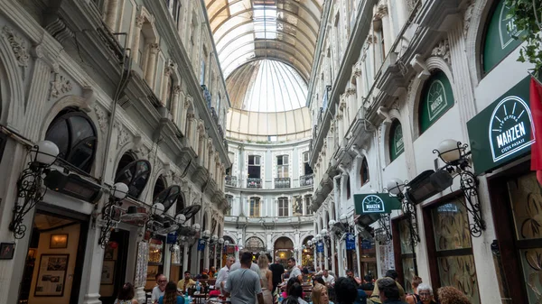  Taksim, istanbul, Türkiye, 10 Eylül 2023, Istiklal Caddesi, Beyoğlu 'ndaki tarihi kafe, şaraphane ve restoranlarıyla ünlü tarihi geçidi Cicek Pasaji' den bir sahne.