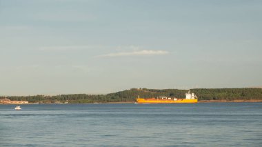 Çanakkale, Türkiye, 12 Kasım 2023: Kargo gemisi Çanakkale Boğazı 'ndan geçiyor. Çanakkale Boğazı, Türkiye 'nin kargo taşımacılığı için en yoğun deniz geçiş noktalarından biri.