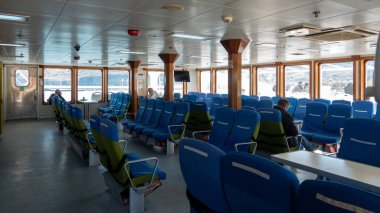 Çanakkale, Türkiye, 16 Kasım 2023; Gökçeada Kuzu limanından kalkan Gesta gemisi Çanakkale 'ye doğru ilerliyor. Gökçeada Türkiye 'nin en büyük ve turistik adasıdır..