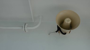 Gemi güvertesinin duvarında hoparlörler asılı, yakın plan.