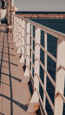 Korkuluklu bir yolcu gemisinin güvertesinden deniz manzarası