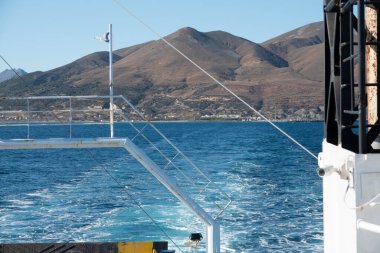 Gökçeada sahilinin panoramik manzarası Kuzu limanı Gökçeada adasındaki yolcu gemisinin güvertesinden. Imbrosisland, anakkale, Türkiye