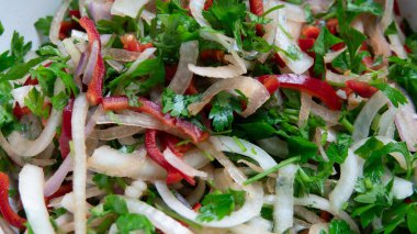 Soğanlı salata, maydanoz, kırmızı biber, sumach ve domatesli porselen kaseyi yakından izle. Türk pizzası için aperatif, Pita pizza Lahmacun