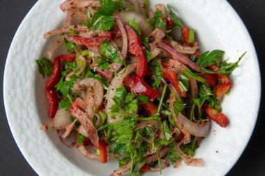 Dilimlenmiş limonlu salata, soğan, maydanoz, kırmızı biber ve porselen kasede domates. Türk pizzası için aperatif, Pita pizza Lahmacun