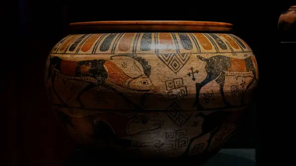 黒い背景のパターンを持つ古代ギリシャの土器の鍋 ストック写真