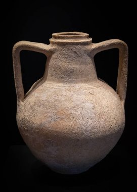 Siyah arkaplanda antik kil amfora, yakın plan..