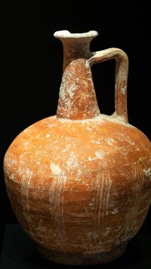 Antik Yunan toprak eşyalar siyah arka planda içilen şarap fr şarap.