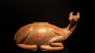 Çanakkale, Türkiye, 19 Kasım 2023 Bronz Çağı ceylan şekilli seramik kap. Arkeoloji Müzesinde Antik Sanat Sergisi