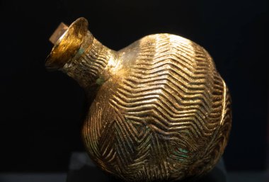 Çanakkale, Türkiye - 19 Kasım 2023 Bronz-Altın karışımı şarap sürahisi, siyah arka planda rahatlamalar. Arkeoloji Müzesinde Antik Sanat Sergisi