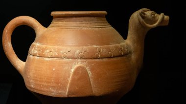 Çanakkale, Türkiye - 19 Kasım 2023 Bronz Çağ Hititi, inatçı atıcı, törensel şarap sürahisi. Arkeoloji Müzesinde Antik Sanat Sergisi