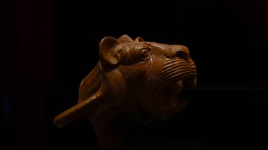 Çanakkale, Türkiye - 19 Kasım 2023 Bronz Çağ seramik aslan heykelciği siyah zemin üzerinde. Arkeoloji Müzesinde Antik Sanat Sergisi