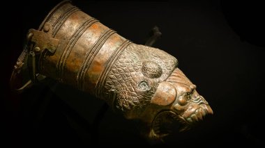 Çanakkale, Türkiye - 19 Kasım 2023 Bronz Çağ Partridge şekilli törensel toprak eşyalar içme kabı. Arkeoloji Müzesinde Antik Sanat Sergisi