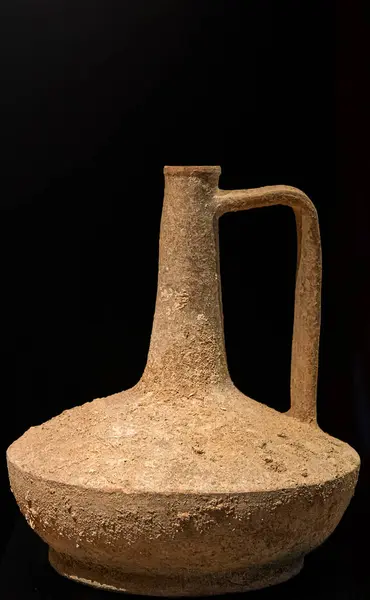 Siyah arkaplanda antik kil amfora, yakın plan..