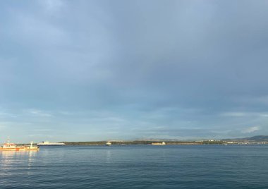 Çanakkale, Türkiye, 12 Kasım 2023; Eceabat feribot terminali anakkale feribotuna binecek yolcuları bekliyor. Eceabat feribot terminali Avrupa kıyılarını anakkale 'ye bağlayan bir istasyondur..