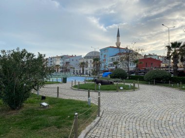 Eceabat, Canakkale, Türkiye, 12 Kasım 2023; Eceabat 'taki bir parkta 1915 Gelibolu-Anakkale savaşından kalma paslı bir bomba sergilendi.