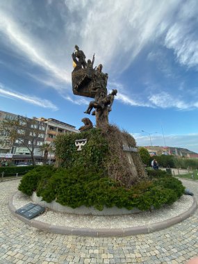 Eceabat, Canakkale, Türkiye, 12 Kasım 2023; Türkiye 'nin Çanakkale kentinde Büyük Vatanseverlik Savaşı askerlerinin anıtı, Mustafa Kemal Atatürk' ün heykeli, arka planda Türk Savaş Anıtı