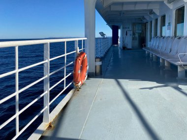 Bir yolcu gemisinin güvertesinden Gökceada adasına (Imbros) bakın. Çanakkale, Türkiye