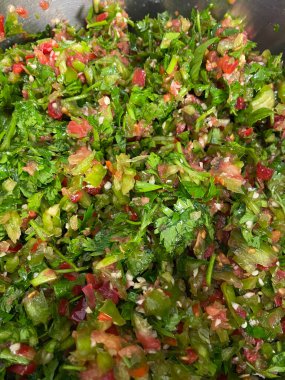 Lahana ezmesi, kıyma, soğan ve maydanozla karıştırılmış fırınlanmamış lahana hamuru.