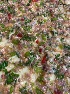 Ev yapımı pişirilmemiş lahmacun, kıymalı geleneksel Türk pizzası, paprika domatesleri, maydanoz 