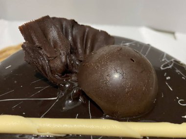 Çikolatalı pasta, üzerinde kurabiye ve çikolata jölesi var.