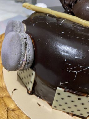 Makarna kurabiyeli neşeli bir çikolatalı pasta.