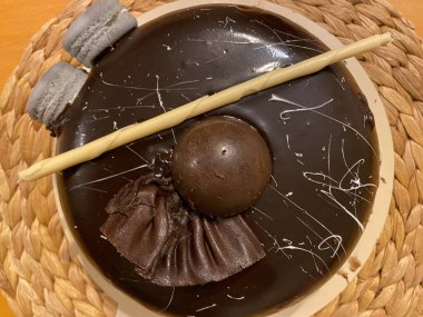 Makarna kurabiyeli neşeli bir çikolatalı pasta.