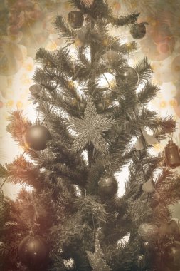 Süslü ve kar taneli klasik Noel ağacı. Noel ve Yeni Yıl Kutsaldır