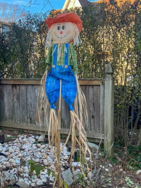 Kışın bir kır evinin bahçesinde el yapımı korkuluk. Mutlu Noeller, Şükran Günü ve yeni yıl tatili konsepti