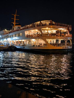 İstanbul, Türkiye Sep, 10: 2023 Kadky rotasındaki Boğaz 'ın karanlık sularında giden yolcu feribotu Eminn iskelesinde yeni yolcularını bekliyor..