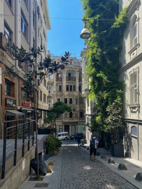 İstanbul, Türkiye, 30 Eylül 2023 Beyoğlu 'nda yerel halkın yürüdüğü tarihi binalar. Beyoğlu, İstanbul 'un en tarihi binalarının bulunduğu turistik bir bölge..
