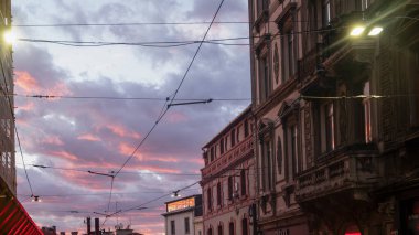 İstanbul, Türkiye, 30 Aralık 2023 Beyoğlu Caddesi 'nde balkonlu eski buidings Beyolu, İstanbul' un en tarihi binalarına sahip turistik bir ilçedir.
