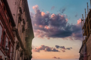 İstanbul, Türkiye, 30 Aralık 2023 Beyoğlu Caddesi 'nde balkonlu eski buidings Beyolu, İstanbul' un en tarihi binalarına sahip turistik bir ilçedir.