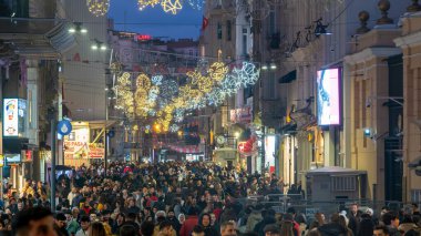 İstanbul, Beyoğlu, Türkiye, 25 Aralık 2023: Yılbaşı gecesi Taksim 'deki İstiklal Caddesi' nde yürüyen kalabalık. İstiklal Caddesi İstanbul, Beyoğlu 'nda popüler bir yerdir.