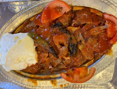 Geleneksel Türk iskender kebabı yoğurtlu, ızgara biberli, domatesli ve erimiş tereyağı soslu. Biftek ve kuzudan yapılmış çörek kebabı. Türk Donör Kebap, Şavurma veya Gyros. Kapat..