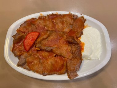 Geleneksel Türk iskender kebabı yoğurt, ızgara biber, domates ve erimiş tereyağı soslu. Biftek ve kuzudan yapılmış çörek kebabı. Türk Donör Kebap, Şavurma veya Gyros. Kapat..