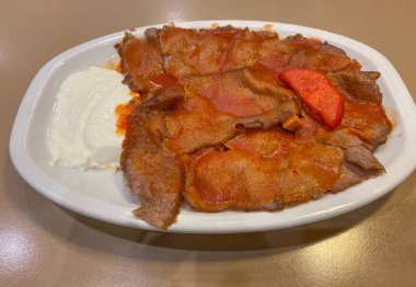 Geleneksel Türk iskender kebabı yoğurt, ızgara biber, domates ve erimiş tereyağı soslu. Biftek ve kuzudan yapılmış çörek kebabı. Türk Donör Kebap, Şavurma veya Gyros. Kapat..