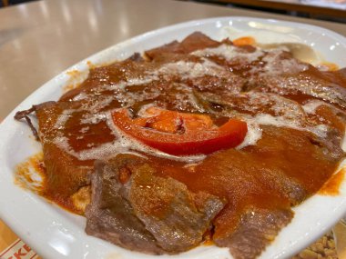 Geleneksel Türk iskender kebabı yoğurt, ızgara biber, domates ve erimiş tereyağı soslu. Biftek ve kuzudan yapılmış çörek kebabı. Türk Donör Kebap, Şavurma veya Gyros. Kapat..