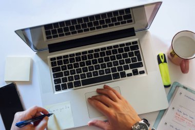 Bilgisayarla masaüstünü ayır. Şehirlerarası eğitim. Karantina, kendini izole etme. Çevrimiçi öğrenme, telekomünikasyon, online konferans. Dijital göçebe kavramı, ev ofisi, blog yazma.