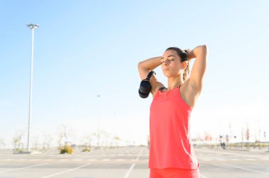 Atletik kadın sıkı bir egzersizden sonra meditasyon yapıyor.