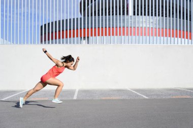 Kadın sporcu tam hız kenar görüşünde koşuyor