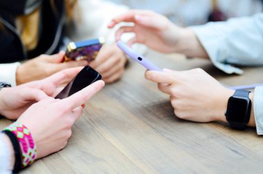 Cep telefonlu üç kadın eli, sosyal ağ kavramı